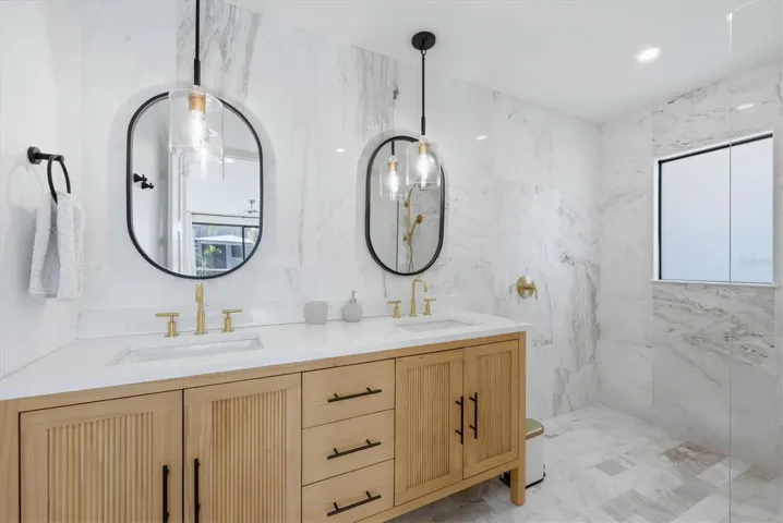 Secondary Full Bathroom ensuite for Bed #2