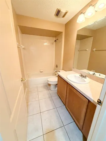 upstairs full bath between bedroom 3 and 4