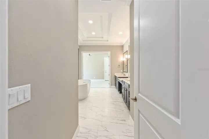 entry to primary bath