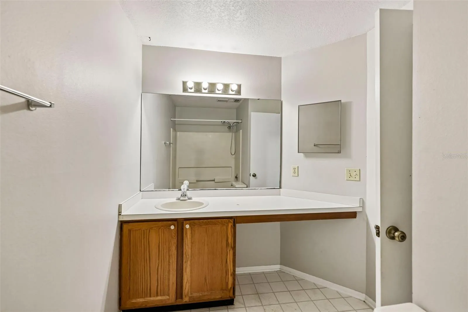 Primary en-suite bath.
