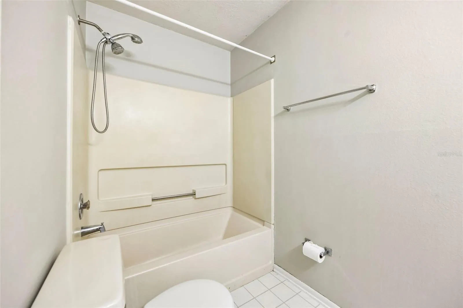 Primary en-suite bath.