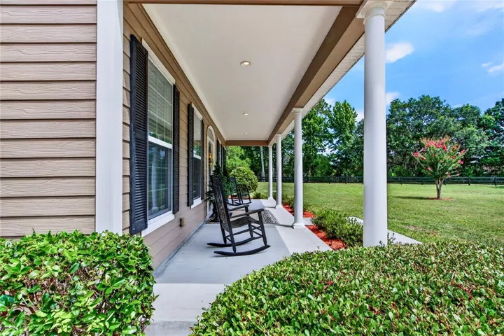 relax, chill, enjoy the front yard & watch space center launches