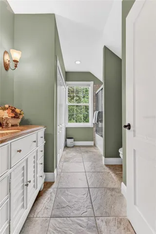 upstairs full bathroom