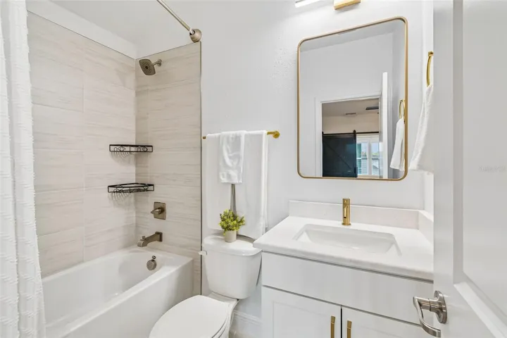 Upstaris Full Bathroom 4