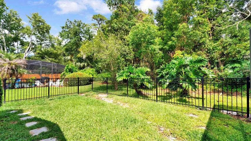 Side Yard - Fenced Pet Area