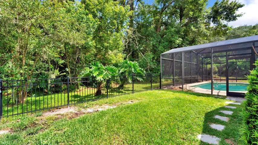 Side Yard - Fenced Pet Area