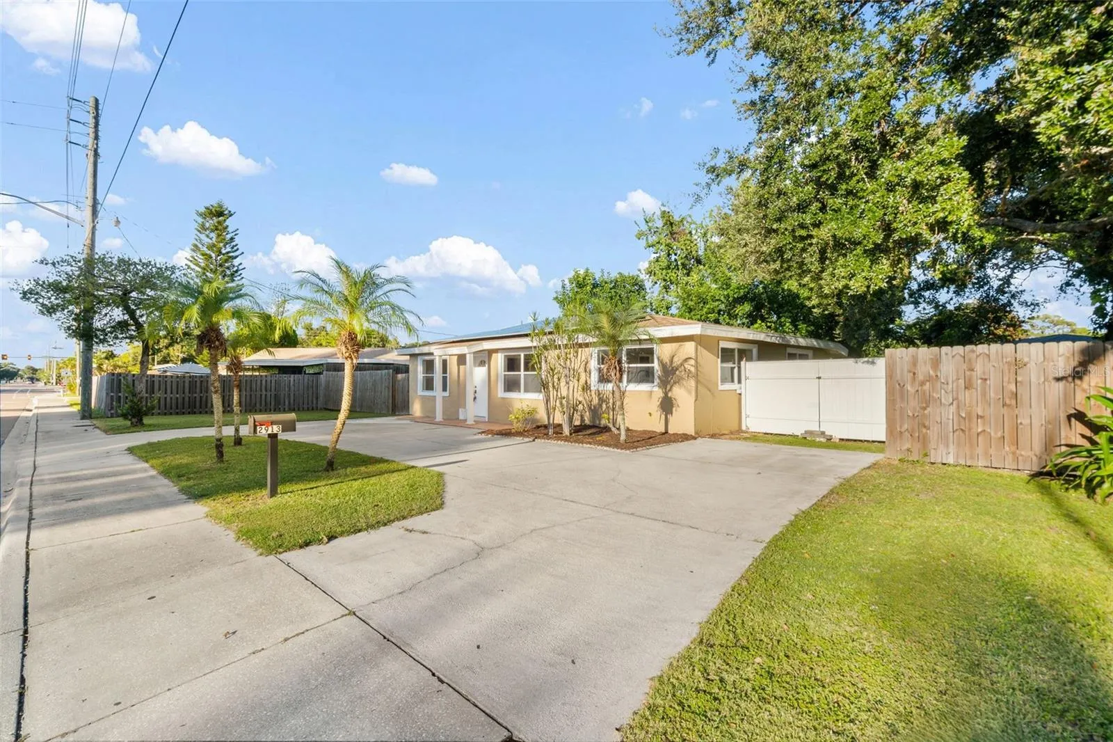 CIRCULAR DRIVEWAY EASY EXIT FROM HOME
