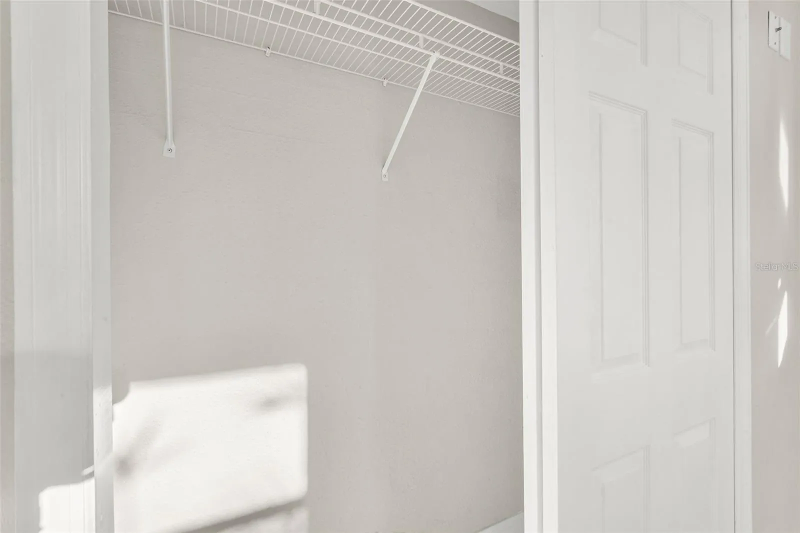 WALL CLOSET