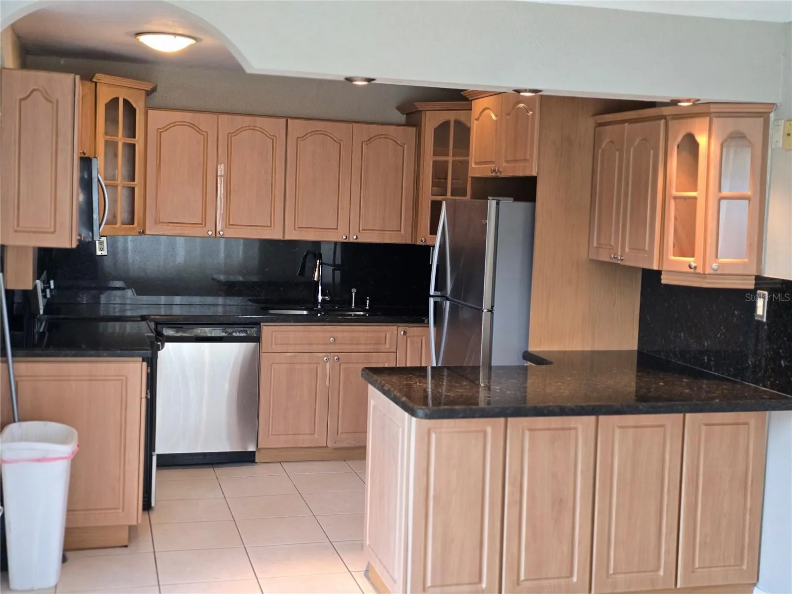 KITCHEN WITH GRANITE TOPS