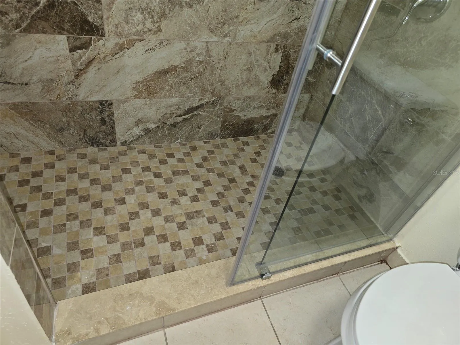 NE SHOWER FLOOR