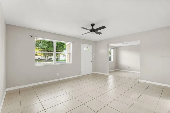 living room and dinning room view