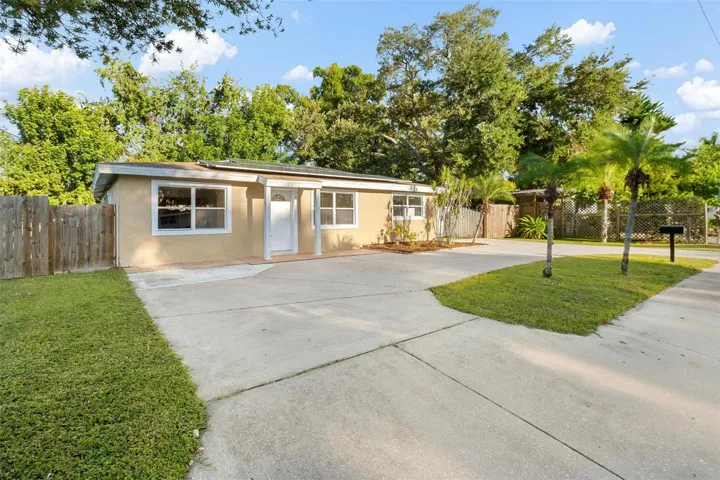 SIDE RIGHT ENTRANCE TO BACKYARD