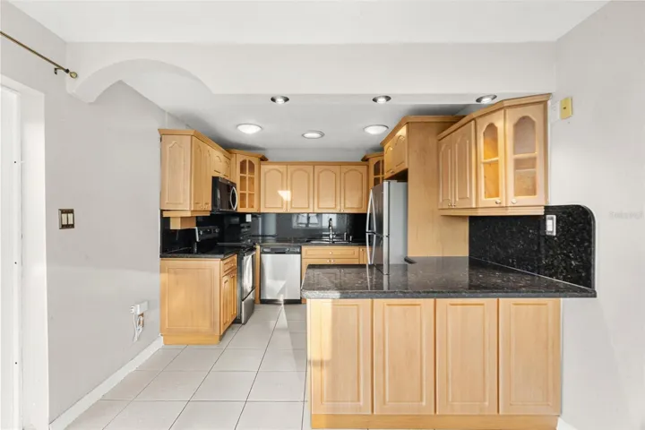 EAT IN KITCHEN COUNTER