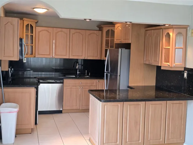 KITCHEN WITH GRANITE TOPS