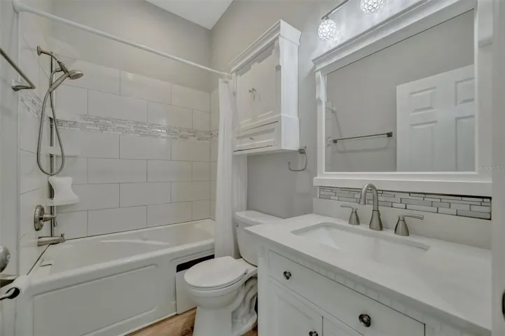 The hallway bathroom upstairs between the 2 guest bedrooms