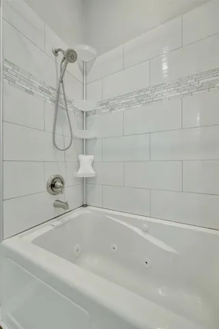 The tub in the 2nd bathroom upstairs