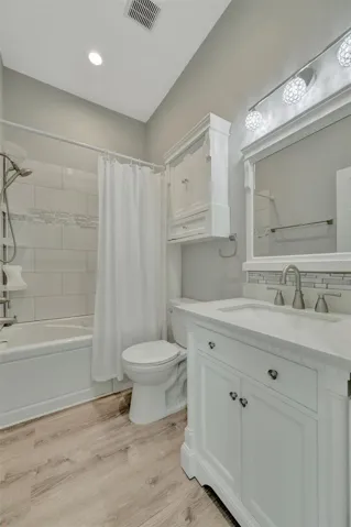 The hallway bathroom upstairs between the 2 guest bedrooms