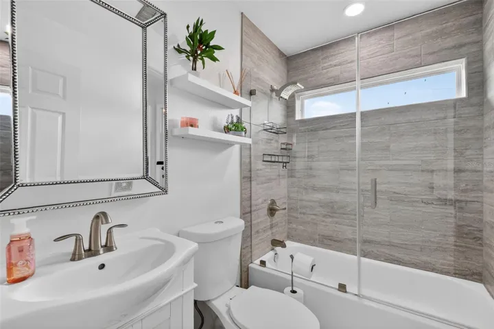 Modern Full Bathroom