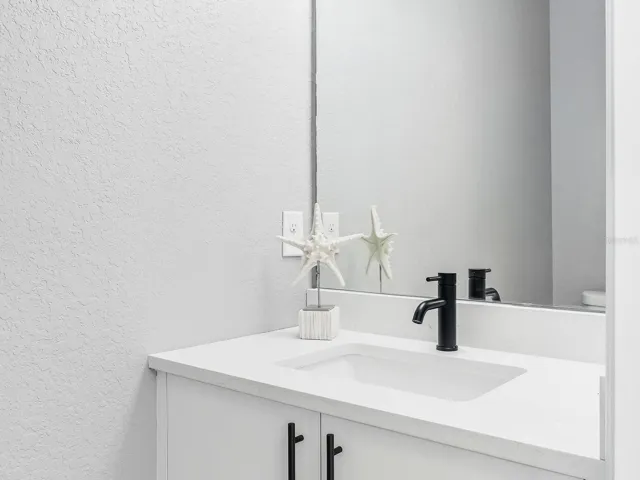Guest Bathroom 4