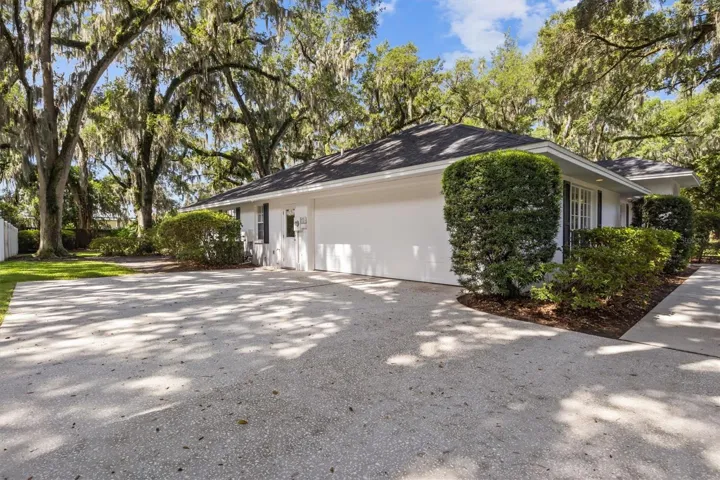 Large side-facing garage