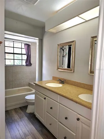 Upstairs Full Bathroom
