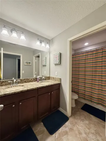 Upstairs full hall bath