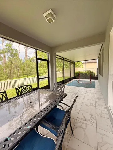 screened-in lanai
