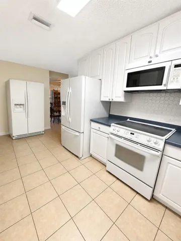 AI Enhanaced Kitchen  Kennmore against the back wall does not convey