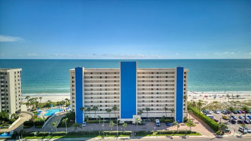 Gorgeous ocean sands directly on the beach