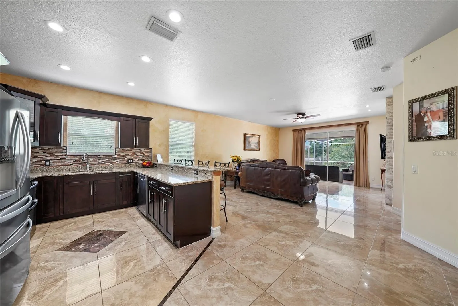 Open floorplan/kitchen/living