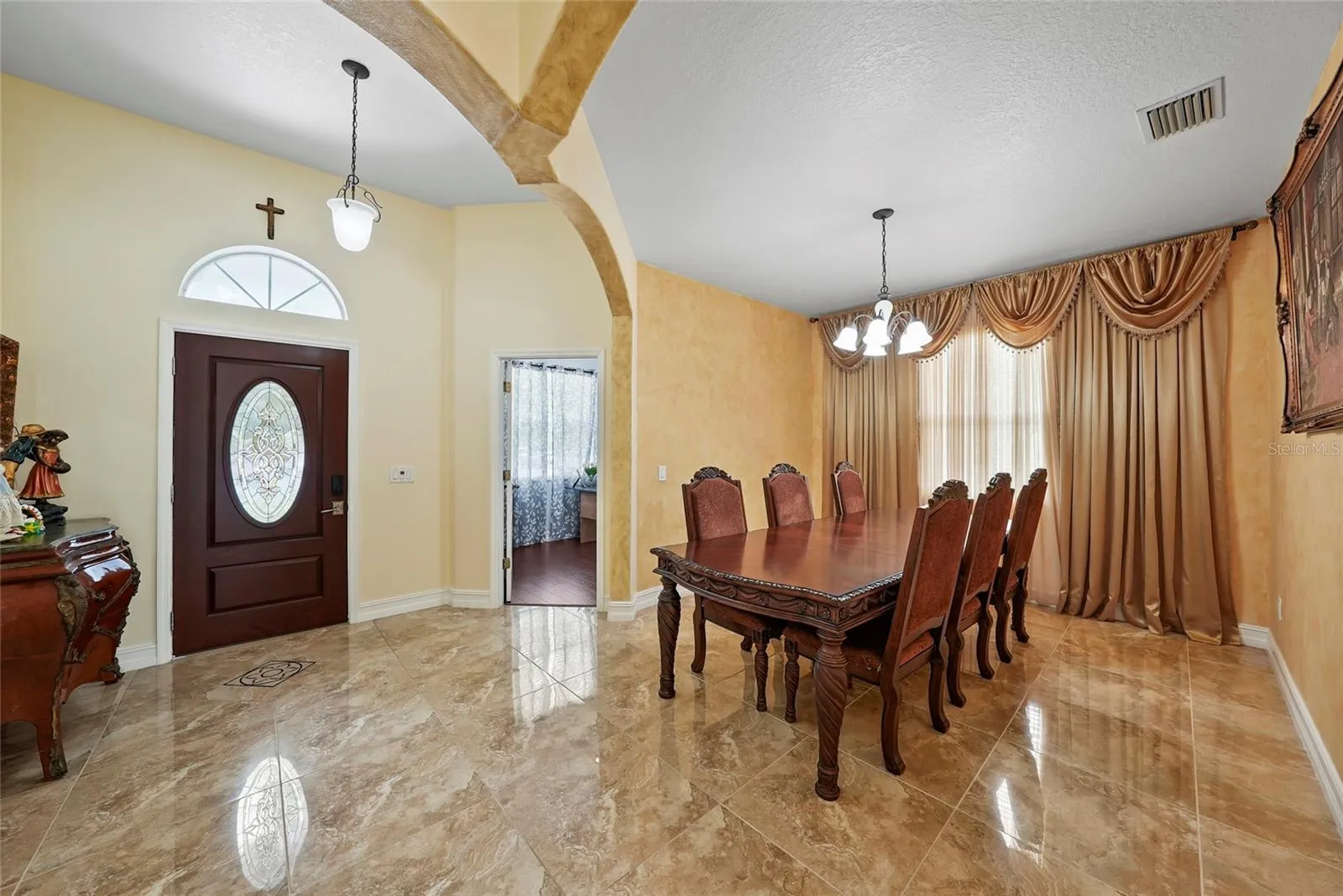 Foyer/Dining