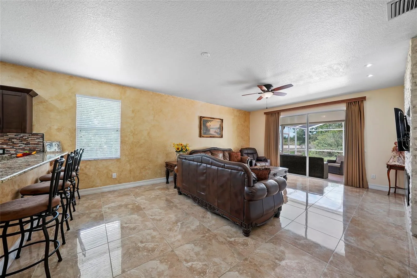 Livingroom/expansion to exterior entertaining space