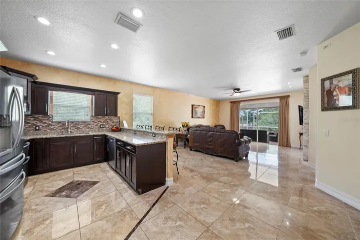 Open floorplan/kitchen/living