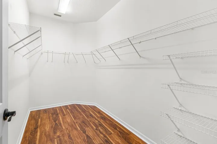Master Bedroom Walk In Closet