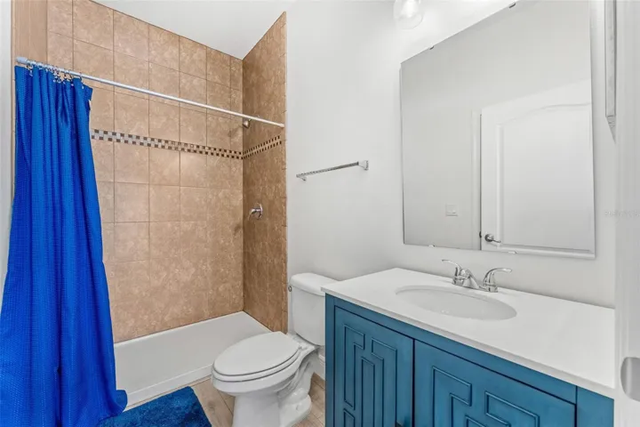 Full Guest Bathroom (1st Floor)