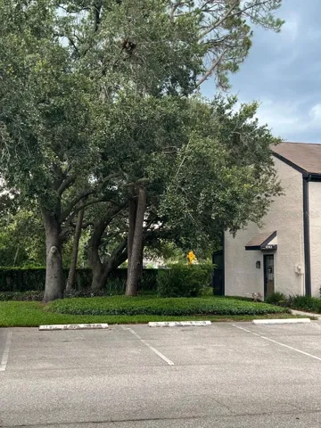 There is one assigned parking spot in front of the house and 1 guest spot next to it. There are also 4 guest spots right across the parking lot.