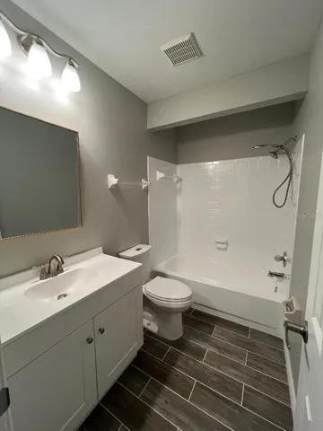 Upstairs guest bath