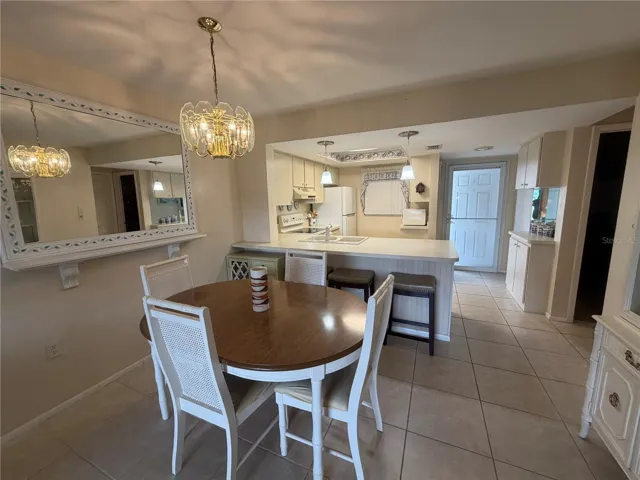 Villa with breakfast bar and dinette