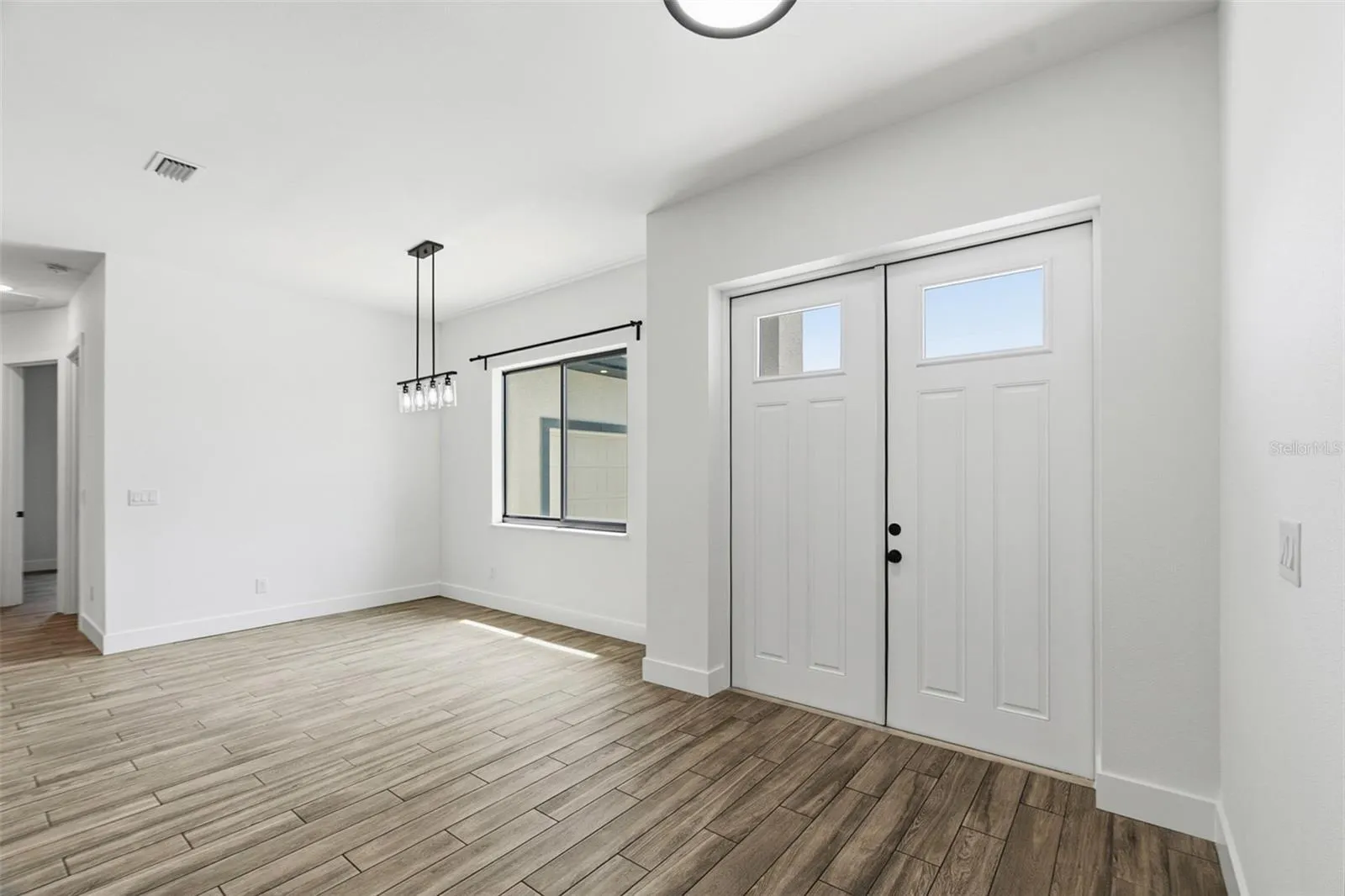 Entry/Dinning area