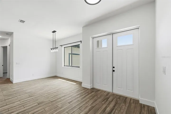 Entry/Dinning area