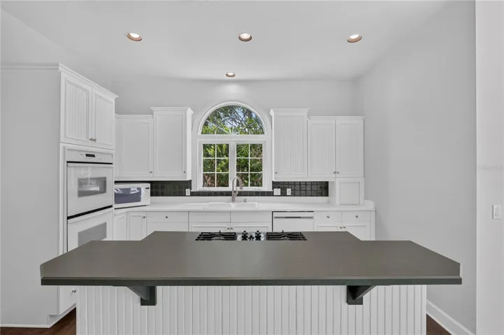 LARGE ISLAND WITH GAS COOKTOP