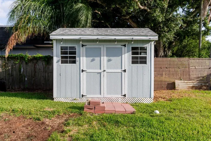 Storage shed with electricty