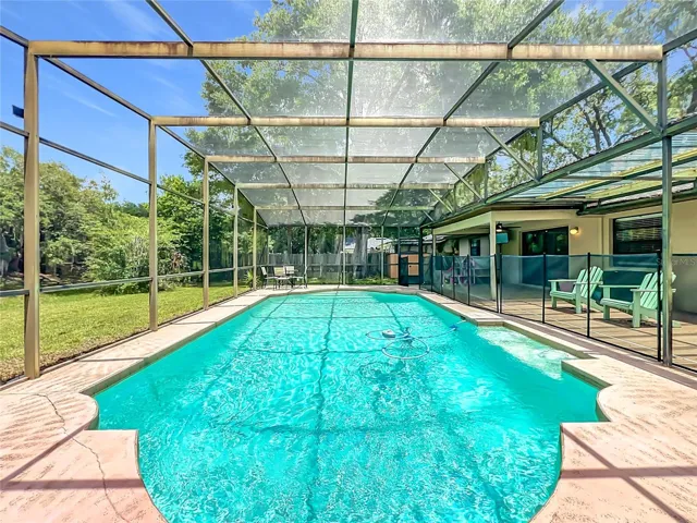 Pool with seated area with jets on the right.