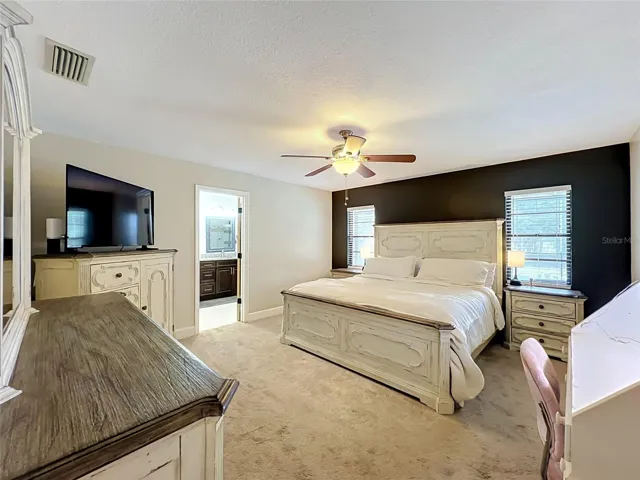 Owner's suite with attached en-suite.