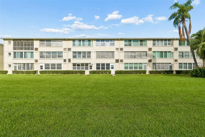 Lots of greenspace in this well-maintained Courtyard