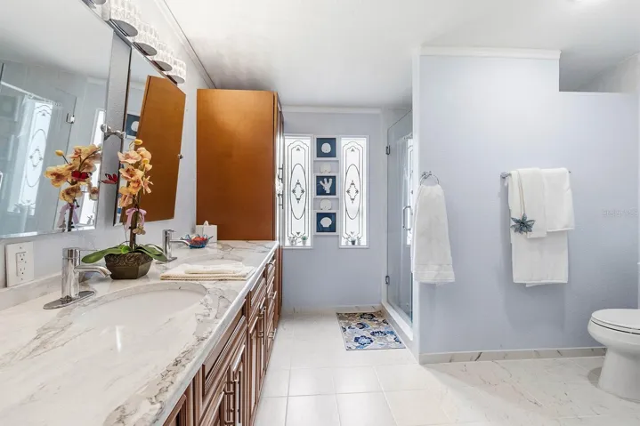 Primary en-suite bathroom