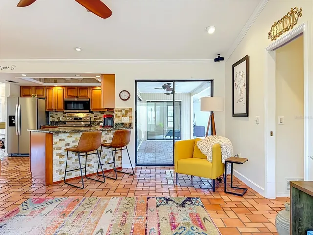 Sliding doors to the lanai