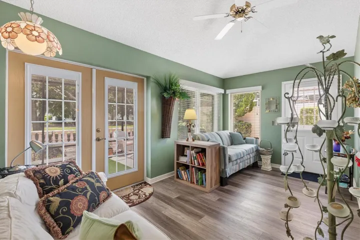 Den/Florida Room