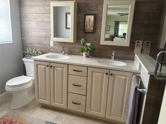 Primary bedroom's bathroom