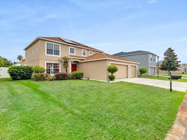 Spacious Front yard!